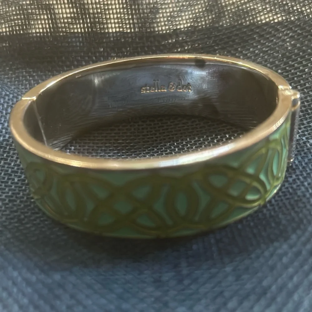 Stella and Dot “Eleanor” Thick Hinged Enamel Bracelet - Picture 7 of 10